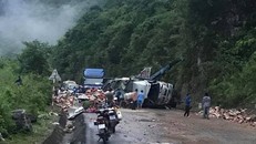 Đâm thẳng vào vách núi ở Hoà Bình, tài xế xe tải nguy kịch