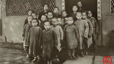 Trong ảnh, họ chụp các em học sinh tại một lớp học điển hình ở Trung Quốc vào cuối đời Thanh.