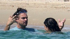 Leonardo DiCaprio ôm hôn, quấn quýt không rời tình trẻ trên bãi biển