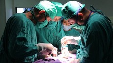 Ca phẫu thuật cho bệnh nhân H tại Bệnh viện Sản Nhi Quảng Ninh (Ảnh: BVCC) 