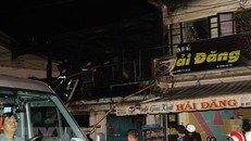 Các lực lượng chức năng tích cực dập lửa. (Ảnh: Đặng Tuấn/TTXVN)