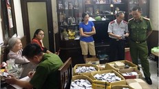 Lực lượng liên ngành kiểm tra cơ sở bán "thuốc tiên" không phép. 