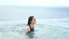 Địch Lệ Nhiệt Ba khoe khoảnh khắc hiếm hoi diện bikini đẹp như 'tiên nữ'