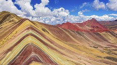 Độc đáo với ngọn núi đầy màu sắc như cầu vồng tại Peru