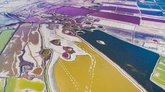 Hồ muối ở Trung Quốc như khay màu vẽ bảy sắc cầu vồng