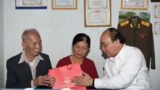 Thủ tướng Nguyễn Xuân Phúc thăm hỏi, động viên ông Vũ Năng Phấn. Ảnh: VGP/Quang Hiếu