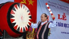 Thủ tướng đánh trống khai giảng năm học mới tại Kon Tum