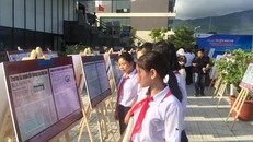 Các em học sinh tìm hiểu tư liệu về chủ quyền biển đảo Tổ quốc. Ảnh: VGP/Lưu Hương