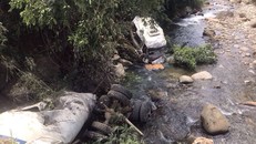 Hai phương tiện nát bét sau vụ tai nạn. Ảnh: Phan Sánh.