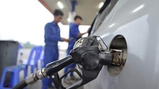 Thuế bảo vệ môi trường với xăng sẽ tăng thêm 1.000 đồng/lít từ 1/1/2019. Ảnh: LH.