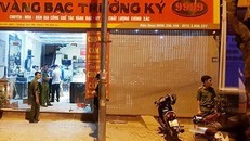 Tại hiện trường, 1 bên cửa kính của cửa hàng bị vỡ do đối tượng xô mạnh trong lúc chạy trốn. (Ảnh: TTXVN)