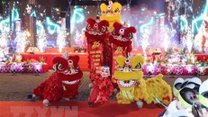 Chương trình nghệ thuật của các cháu thiếu nhi quận Hoàng Mai tại đêm hội. (Ảnh: Trọng Đức/TTXVN)