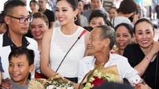 Hoa hậu Trần Tiểu Vy bật khóc trong sự chào đón nồng nhiệt ở quê nhà