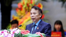 Phó Chủ tịch Tổng Liên đoàn lao động Việt Nam Mai Đức Chính trình bày Báo cáo tổng hợp kiến nghị của cán bộ, công chức, viên chức, công nhân lao động và tổ chức Công đoàn với Đảng, Nhà nước. (Ảnh: TTXVN)