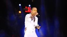 Tuấn Hưng nức nở, quỳ gối trước hàng nghìn người tại show 'Cảm ơn'