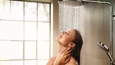 Mắc bệnh nguy hiểm vì… tắm vòi sen