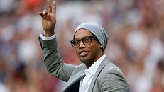 Ronaldinho vỡ nợ, tài khoản chỉ còn 5 bảng