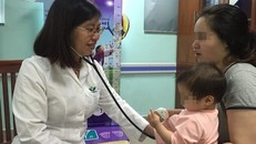 Bác sĩ Lê Thu Hương khám cho bệnh nhi (Ảnh minh họa)