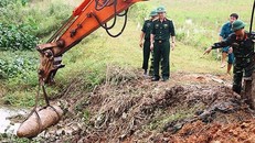 Cơ quan chức năng trục vớt quả bom và tiêu hủy