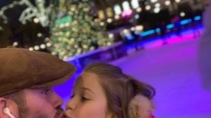 Nụ hôn môi gây tranh cãi của hai cha con