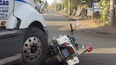 Xe container tông trực diện vào xe công vụ CSGT.