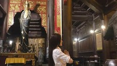 Dáng chắp tay quỳ trước cửa Phật của Thư Dung bị cư dân mạng "ném đá"