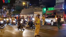 Các con phố tại TP.HCM ùn ứ vì dòng người đổ ra đường sau chiến thắng của tuyển Việt Nam.