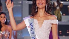 Không chỉ xinh đẹp, tân Hoa hậu Thế giới 2018 còn có thành tích học tập đáng ngưỡng mộ