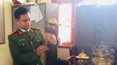 Nước ngập trở lại đúng giờ tan tầm nên lượng người, xe dồn ứ trên đường.