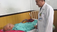 BS Ngô Minh Tuấn thăm khám cho người bệnh sau can thiệp. Ảnh: HL