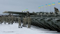 Quân nhân Ukraine và các xe bọc thép hiện đại. Ảnh: AP