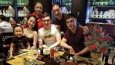 Đặng Văn Lâm chụp ảnh cùng gia đình nhỏ của NSND Đặng Hùng
