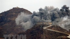 Binh sỹ Hàn Quốc phá hủy trạm gác của nước này tại Khu phi quân sự liên Triều ở tỉnh Gangwon. (Nguồn: Yonhap/TTXVN)