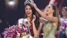 11 năm trước, mẹ ruột đã mơ thấy Catriona Gray mặc váy đỏ đăng quang Hoa hậu Hoàn vũ