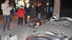 Nhiều xe máy nằm la liệt sau khi bị xe Lexus tông bất ngờ