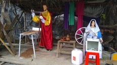 Hang đá vui nhất mùa Giáng sinh: Thánh Giuse xẻ gỗ, Đức Mẹ dệt vải