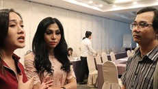 Những người chuyển giới nữ trao đổi với chuyên gia tâm lý Ngô Minh Uy. Các bạn đã thực hiện chuyển giới ở Thái Lan và gặp nhiều khó khăn về tiếp cận dịch vụ y tế, hỗ trợ tâm lý ở Việt Nam. Ảnh: H.MINH