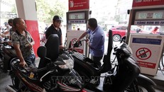 Mua bán xăng, dầu tại một cửa hàng xăng dầu ở Hà Nội sau khi giảm giá. Ảnh: Trần Việt/TTXVN