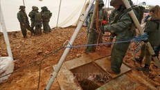 Binh sĩ Israel phá hủy đường hầm xuyên biên giới từ Liban sang lãnh thổ Israel. Ảnh: AFP/TTXVN