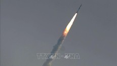 Tên lửa đẩy PSLV-C43 mang theo vệ tinh quan sát HysIS rời bệ phóng từ Trung tâm vũ trụ Satish Dhawan (SDSC), đảo Sriharikota, ngoài khơi vịnh Bengal ngày 29/11/2018. Ảnh: AFP/TTXVN