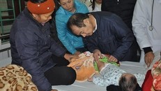 PGS.TS Trần Đắc Phu kiểm tra một trẻ gặp phản ứng sau tiêm chủng đang nằm điều trị tại BV Đa khoa Vân Đình