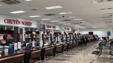 Công chức, viên chức đang làm việc tại trung tâm hành chính TP Đà Nẵng. Ảnh: LÊ PHI.