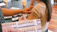 Sản phẩm nhau thai người rao bán công khai đang được một khách hàng tiêm trực tiếp vào người. Ảnh: ĐÀO TRANG