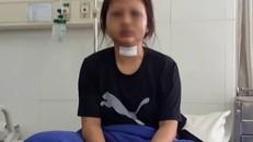 Nạn nhân điều trị tại bệnh với nhiều vết thương trên người. Ảnh: Minh Lộc.