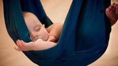 Trẻ bị ngã, dù nhẹ mà có dấu hiệu này, phải đưa ngay đến viện