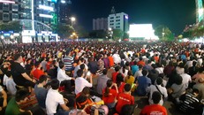 TP Hồ Chí Minh lắp 5 màn hình lớn phục vụ người dân xem trận đấu giữa tuyển Việt Nam với Nhật Bản