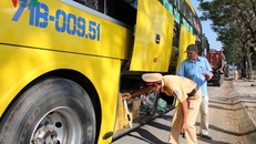 Kiểm tra ma túy đối với lái xe khách giường nằm.