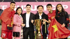 Chủ tịch HĐQT kiêm TGĐ Tập đoàn T&T Group Đỗ Quang Hiển chụp hình cùng các cầu thủ “con cưng” trong “đêm huyền diệu” tại Mỹ Đình.