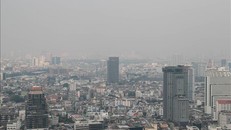 Khói mù ô nhiễm bao phủ bầu trời Bangkok, Thái Lan. Ảnh: THX/TTXVN