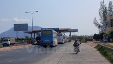 Phương tiện lưu thông qua trạm thu phí BOT. (Ảnh: Doãn Đức/Vietnam+)